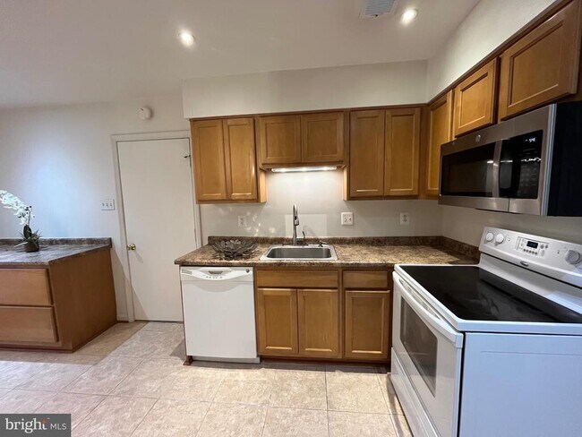 Foto del edificio - 12701 Pinecrest Rd