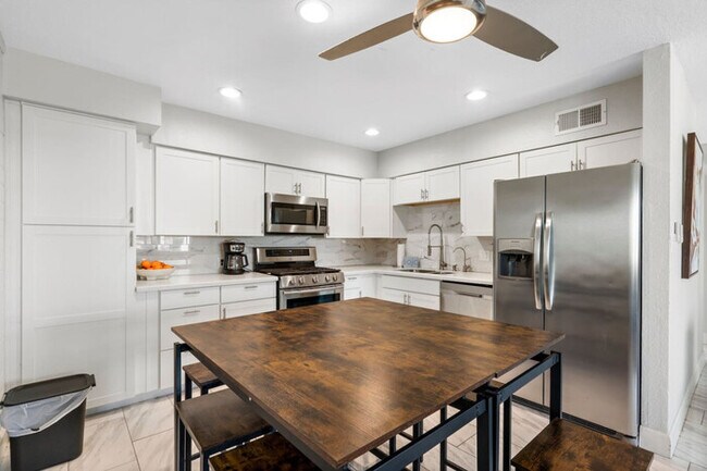 Building Photo - Chic Scottsdale Apt 1 |FashionSquare|OldTo...