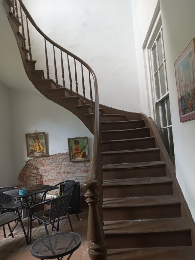 Building Photo - 624 Dumaine St