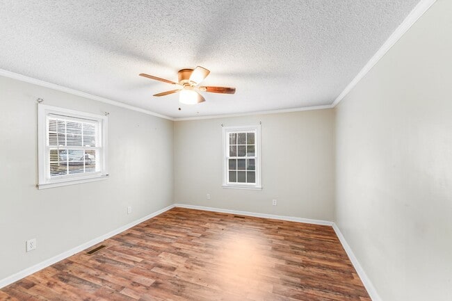 Foto del edificio - Move-In Ready 3-Bedroom Home with Spacious Yard to Enjoy!