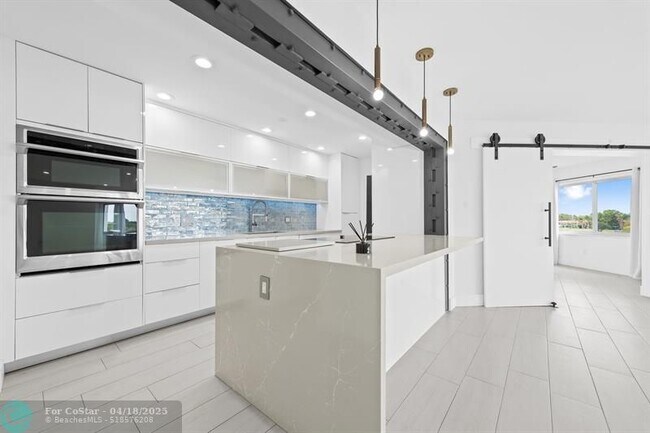 Foto del edificio - 877 NE 195th St