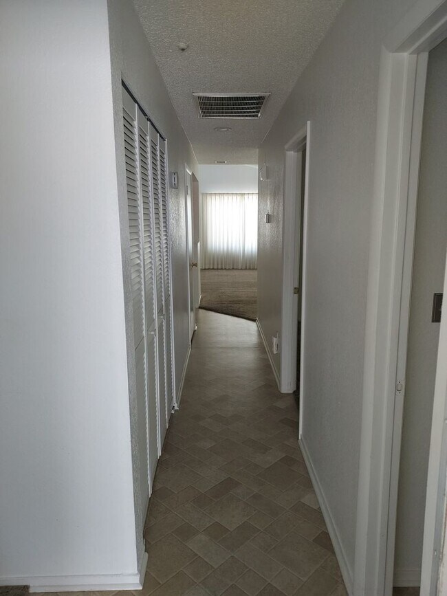 Building Photo - SINGLE STORY TOWN HOME 3 BEDROOM 2 BATH WI...