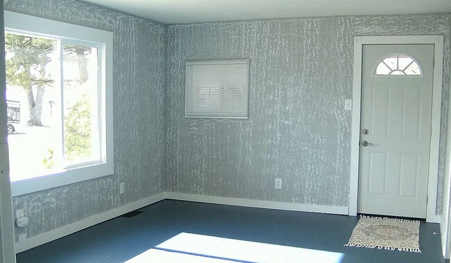 Building Photo - Remodeled 2 Bedroom House W/ Detached 2-Ca...