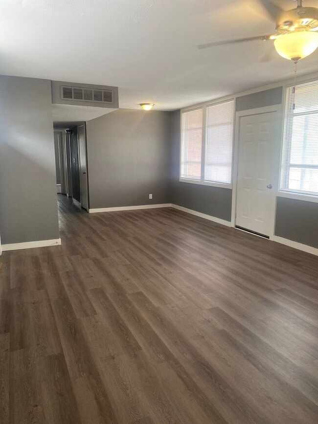 Building Photo - 2523 Dow Dr