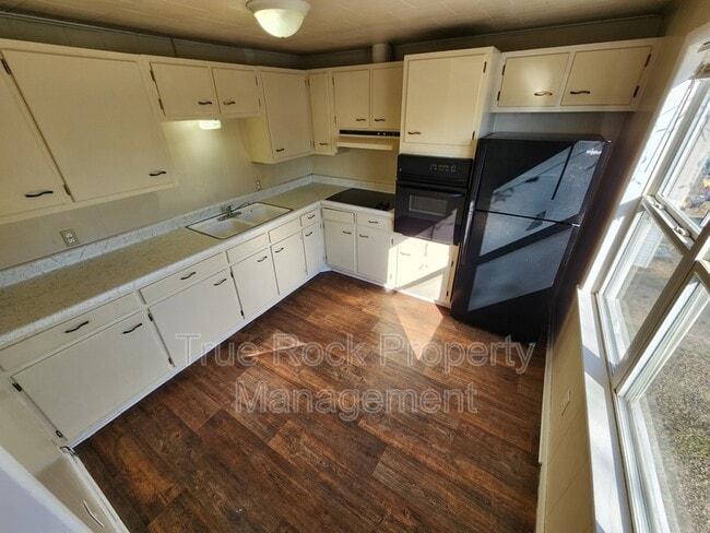 Building Photo - 621 S Cherry Ave