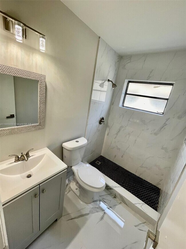 Foto del edificio - 21123 E Dixie Hwy