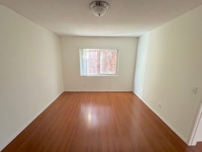 Building Photo - 447 W Elk Ave