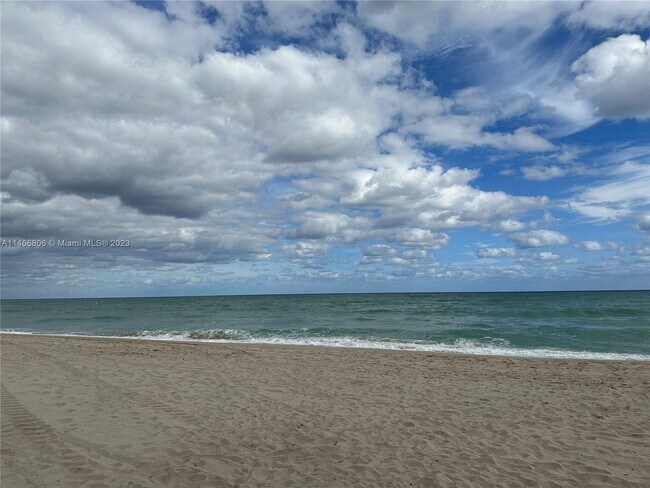 Foto del edificio - 19380 Collins Ave