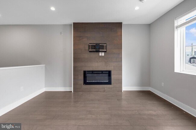 Building Photo - 1405 Frankford Ave
