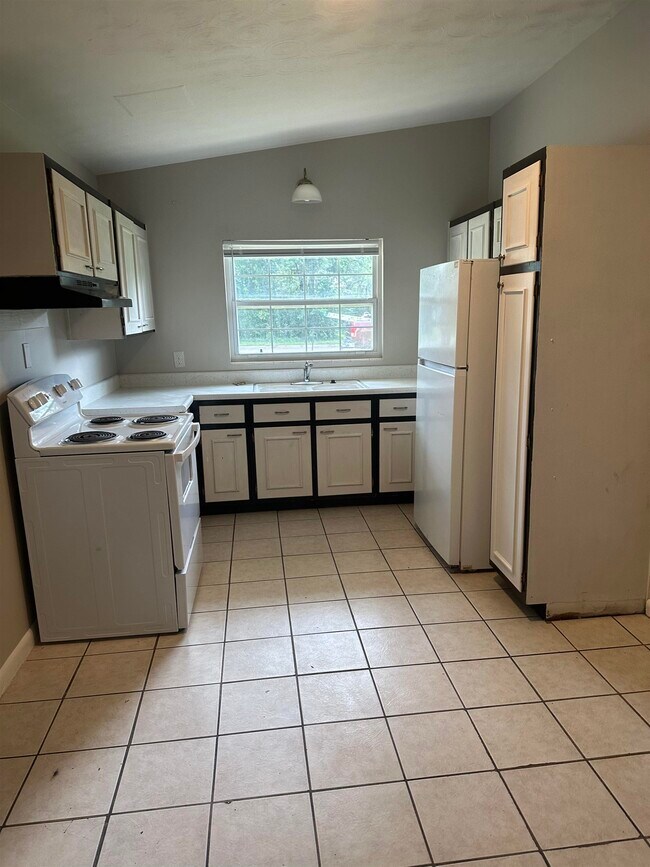 Building Photo - 422 Essex Dr