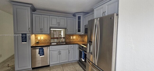 Building Photo - 2542 Riverside Dr