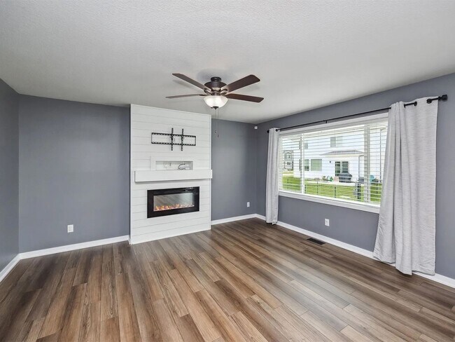 Building Photo - Bright & Modern 4-Bedroom Home in Deer Cre...
