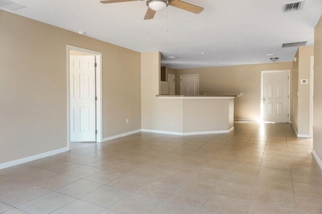 Building Photo - Discover Your Ideal Home in Poinciana, FL!