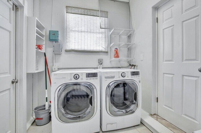 Building Photo - 1733 SW 5th Ct