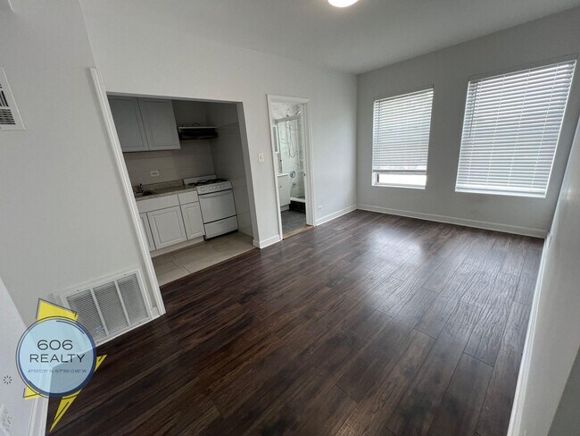 Foto del edificio - 3420 W Irving Park Rd