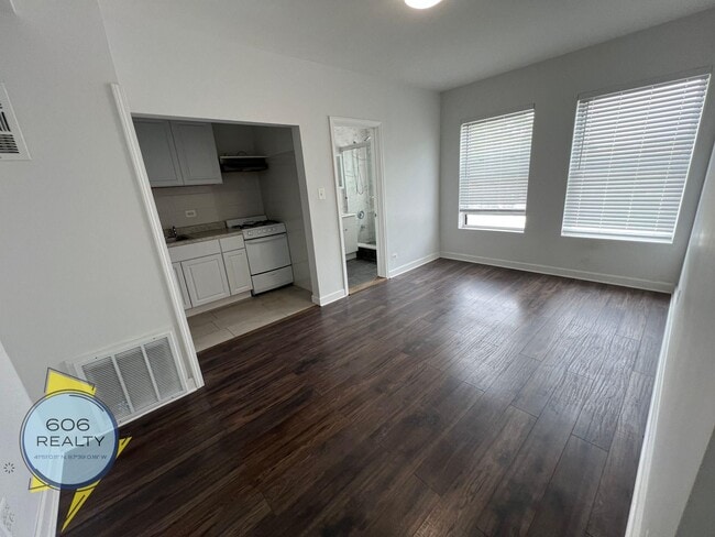 Building Photo - 3420 W Irving Park Rd