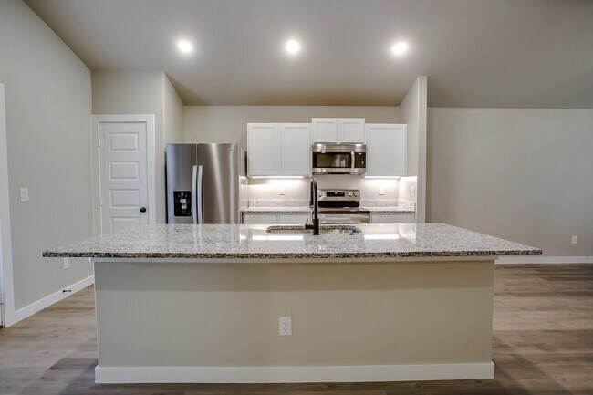 Foto del edificio - Like New Construction in Cooper District!