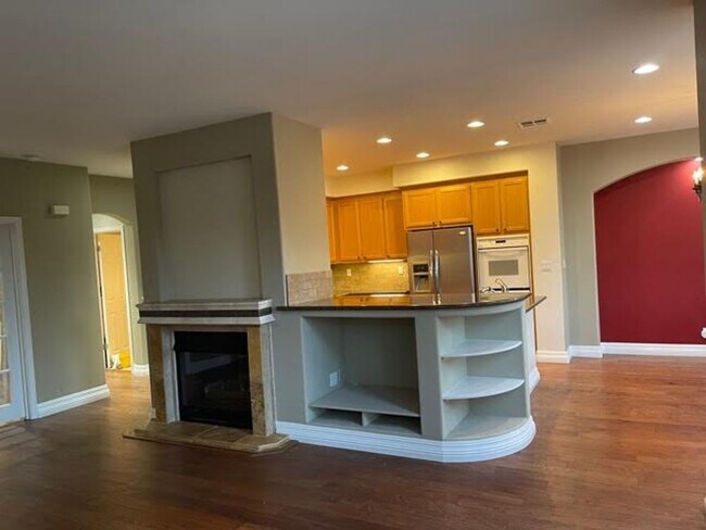 Building Photo - Spacious Castro Valley Townhome w/attached...