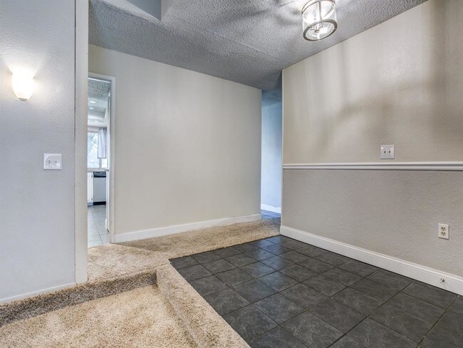 Building Photo - 1303 Hillsdale Dr