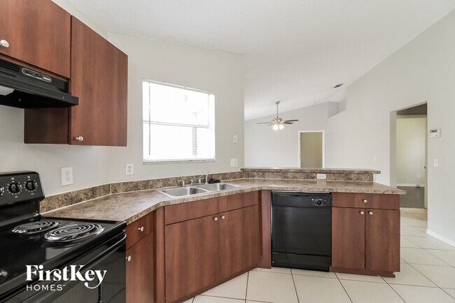 Foto del edificio - 7587 Groveoak Dr