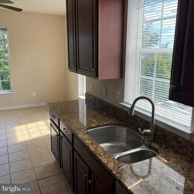 Building Photo - 6155 Shadywood