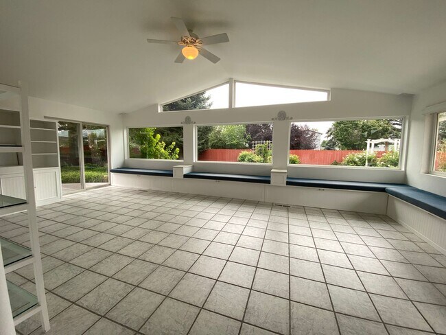 Building Photo - 4/3/2 Beautiful Home in Minden