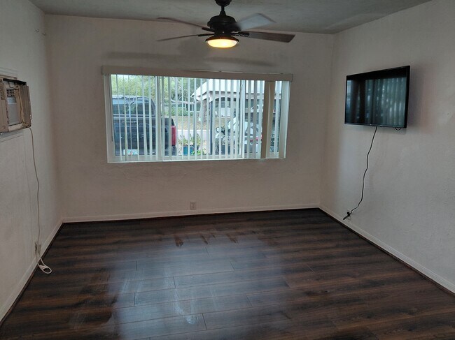 Dormitorio con televisión disponible. - 5720 24th St W