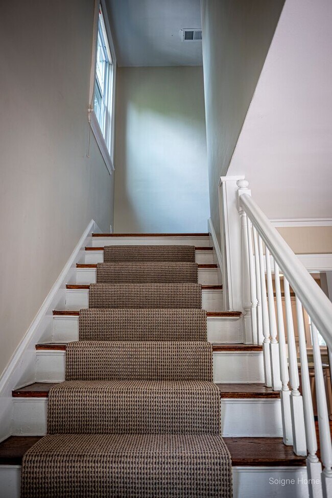 Foto del edificio - Spacious 4 bed / 4 bath home 5 minutes wal...