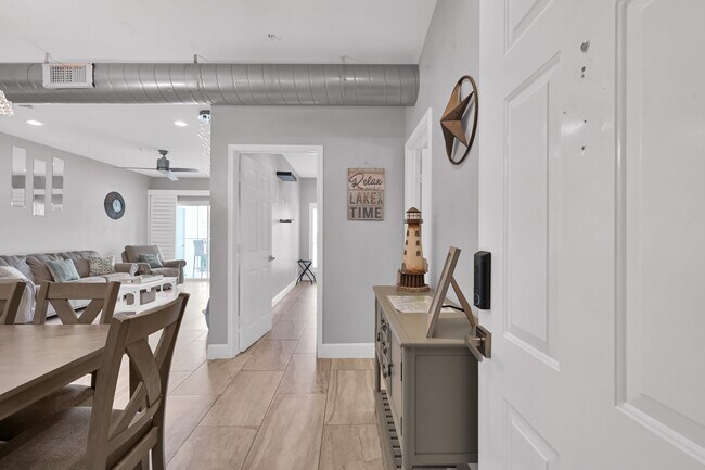 Foto del edificio - 12800 Melville Dr