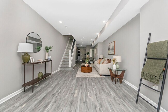 Foto del edificio - 2420 E Madison St