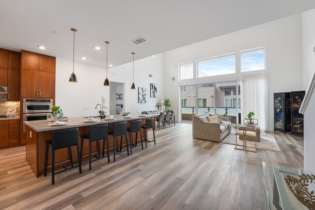 Foto del edificio - Gorgeous penthouse condo in East Industrial neighborhood – Fremont!