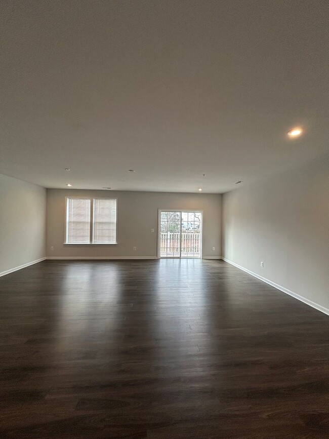 Building Photo - Spacious 3 Bed / 2.5 Bath Townhome with Av...