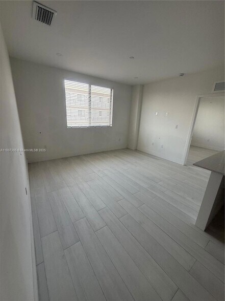 Building Photo - 879 E 24th St