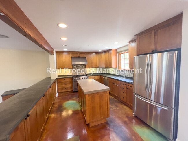 Building Photo - AVAILABLE NOW -  Spacious 3 Bedroom / 3 Ba...