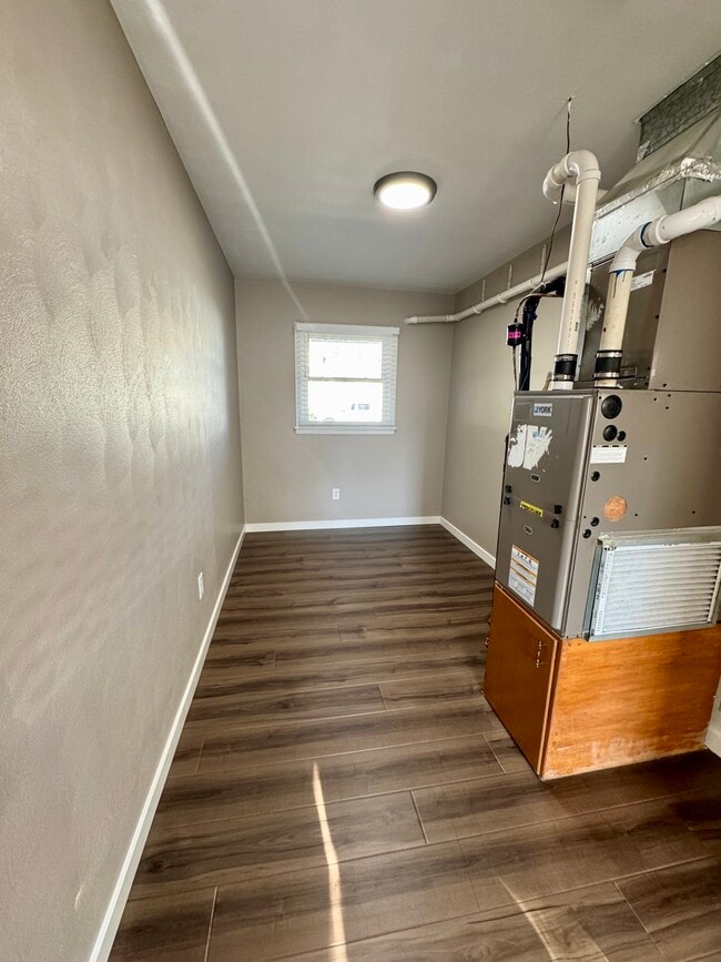 Building Photo - 910 4th Ave