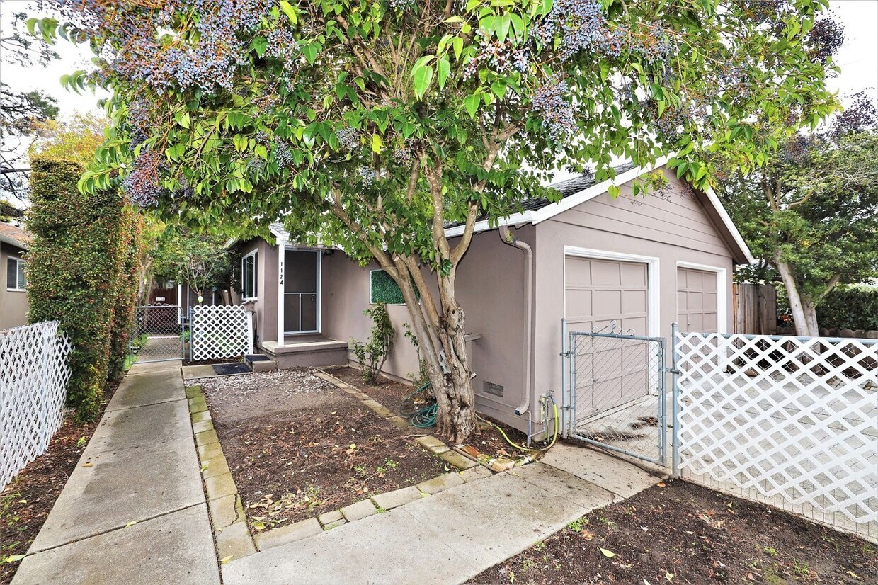 Foto principal - Beautiful 2 bed/1 bath Duplex with Attached Garage in Redwood City Available NOW!