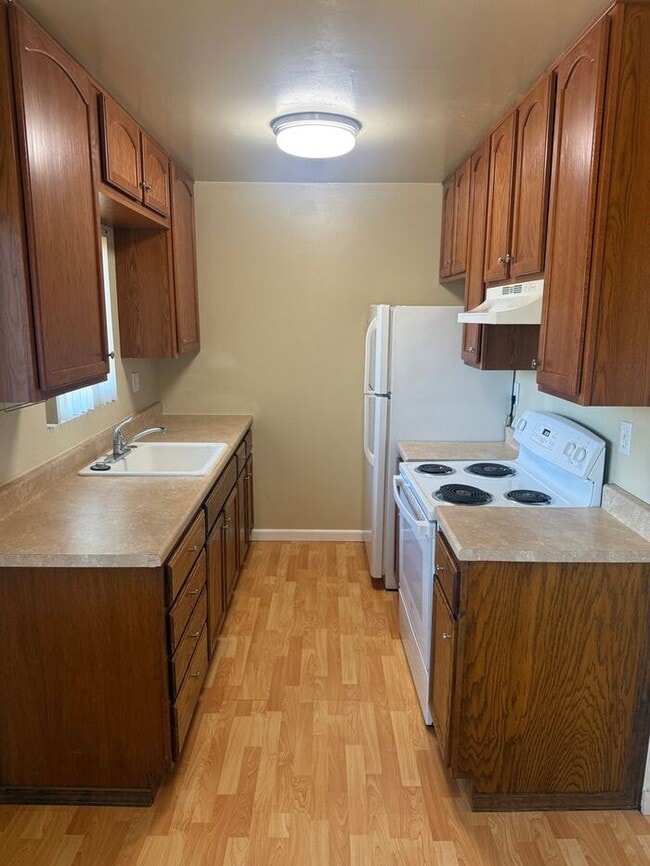 Building Photo - Spacious two bedrooms one full bathroom