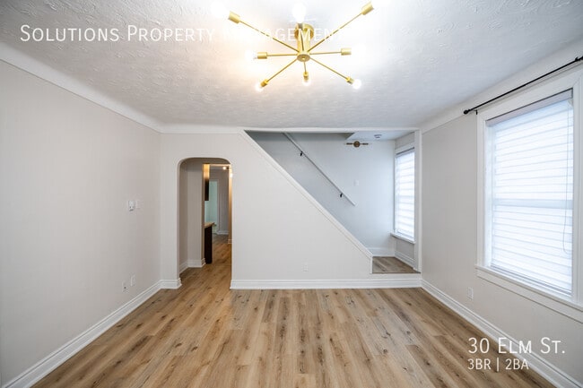 Building Photo - **Cute & Charming 3 Bedroom, 2 Bathroom Full House**