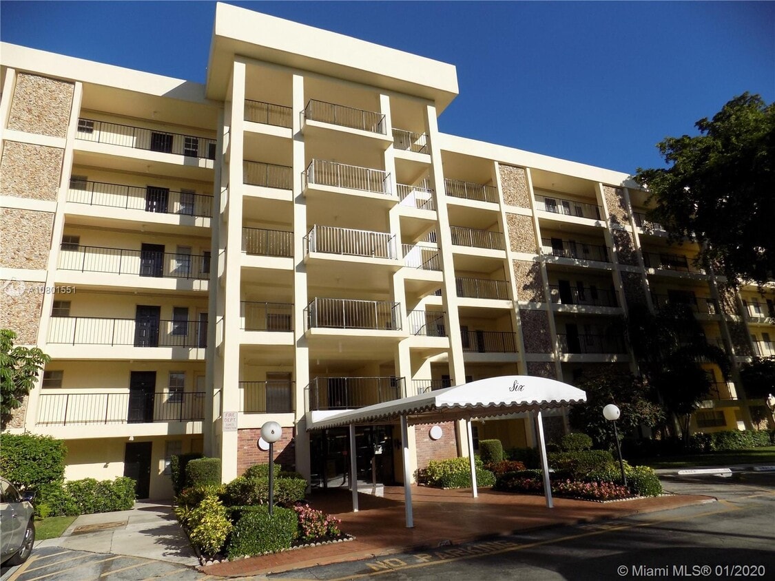 2751 N Palm Aire Dr Unit 206, Pompano Beach, FL 33069 Condo for Rent
