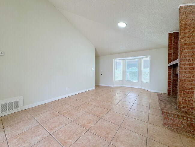 Building Photo - Northeast El Paso 2 bed Refrig A/C Duplex