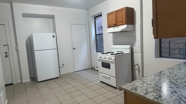 Foto del edificio - 28 Elmwood Ave