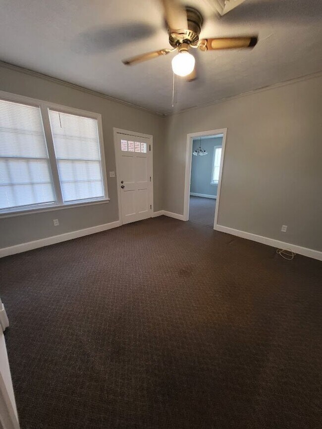 Foto del edificio - Remodeled 2 Bedroom 1 Bath Brick Duplex