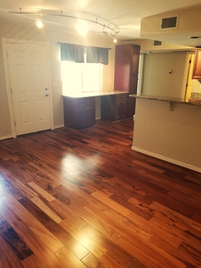Magnífica sala de estar. Suelos de madera noble en toda la casa. - 1225 W Prospect Rd