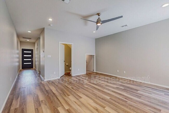 Foto del edificio - 4571 Villa Loma Ln NE
