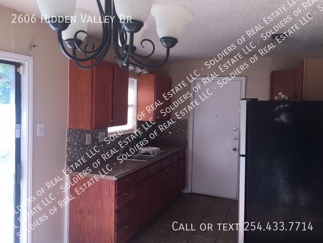 Building Photo - 2606 Hidden Valley Dr