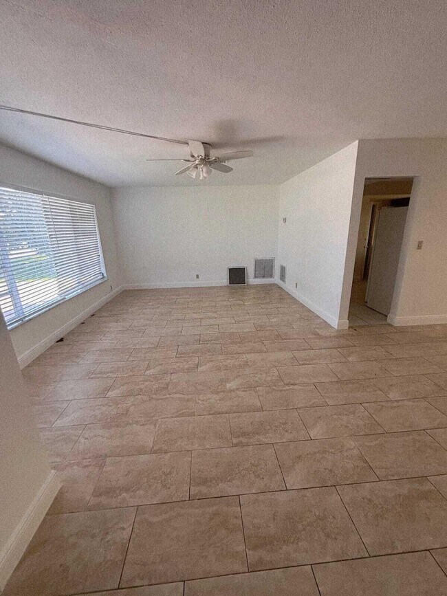 Foto del edificio - 6473 NW 20th St