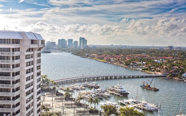 Foto del edificio - 3 Grove Isle Dr