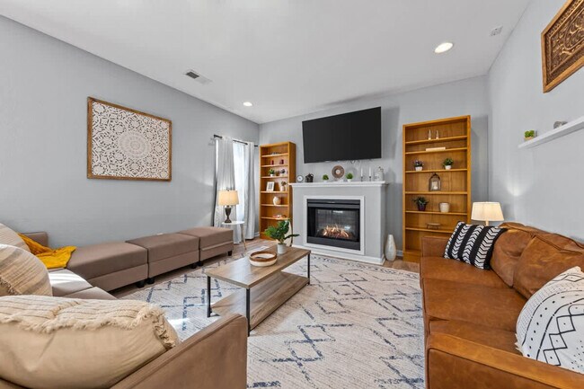 Foto del edificio - 5021 Woolsey St