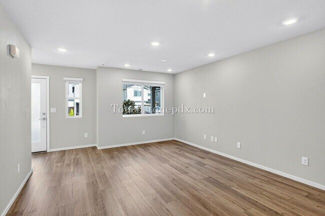 Foto del edificio - Recently Built Woodburn Townhome Featuring A/C
