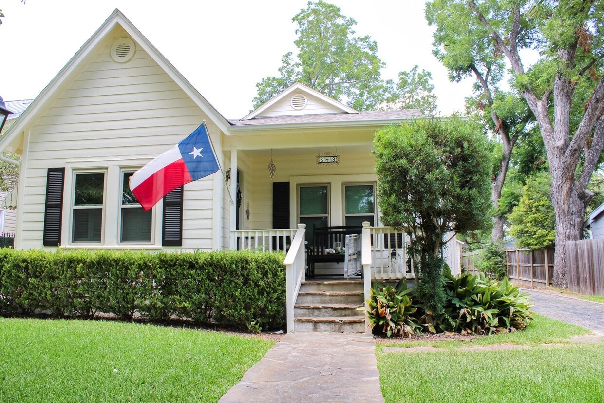 4BEDROOM ALAMO HEIGHTS COTTAGE House Rental in San Antonio, TX